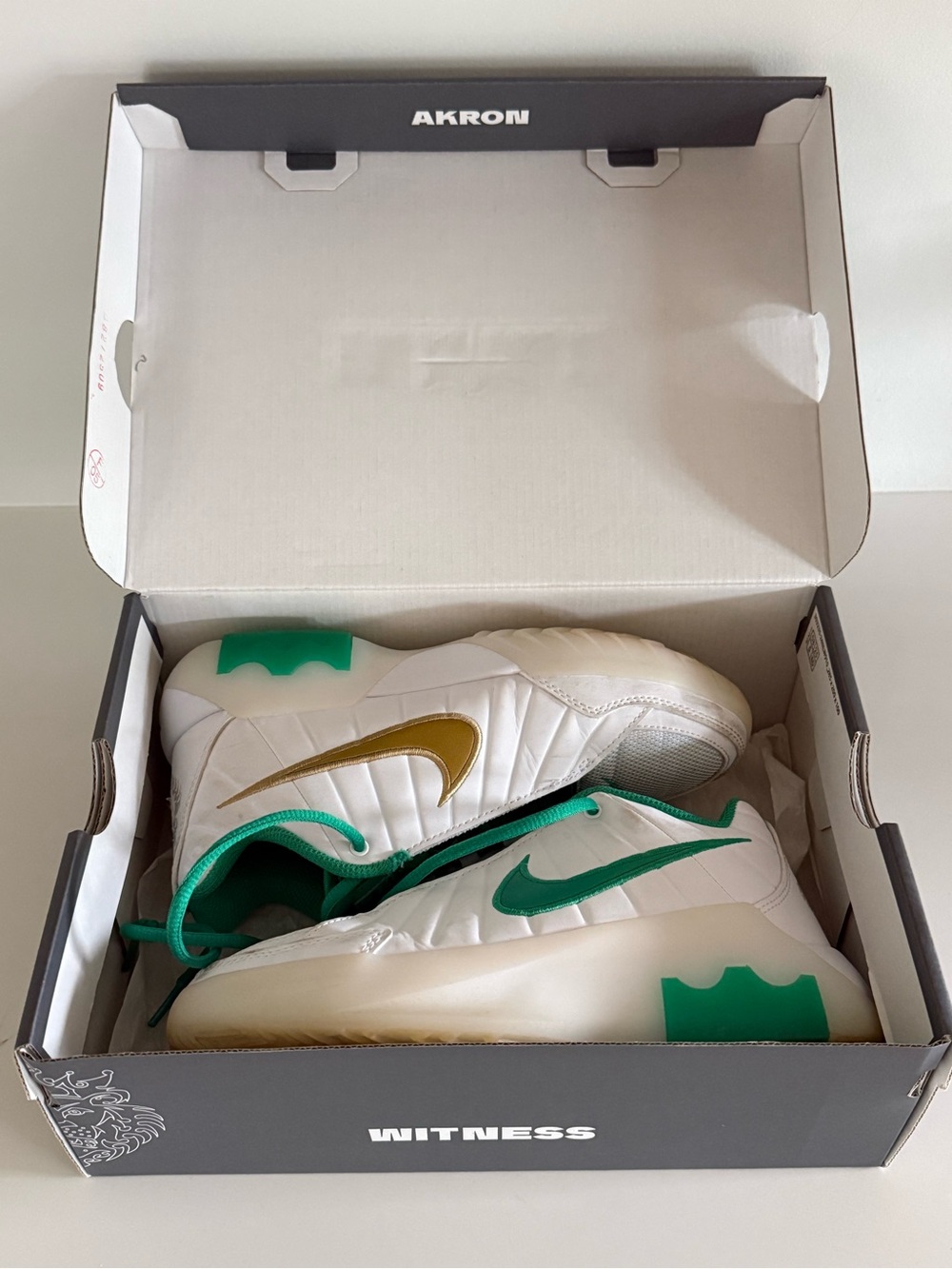 Nike Big Kids Lebron Witness BBall Sneakers size 3.5 (35.5)